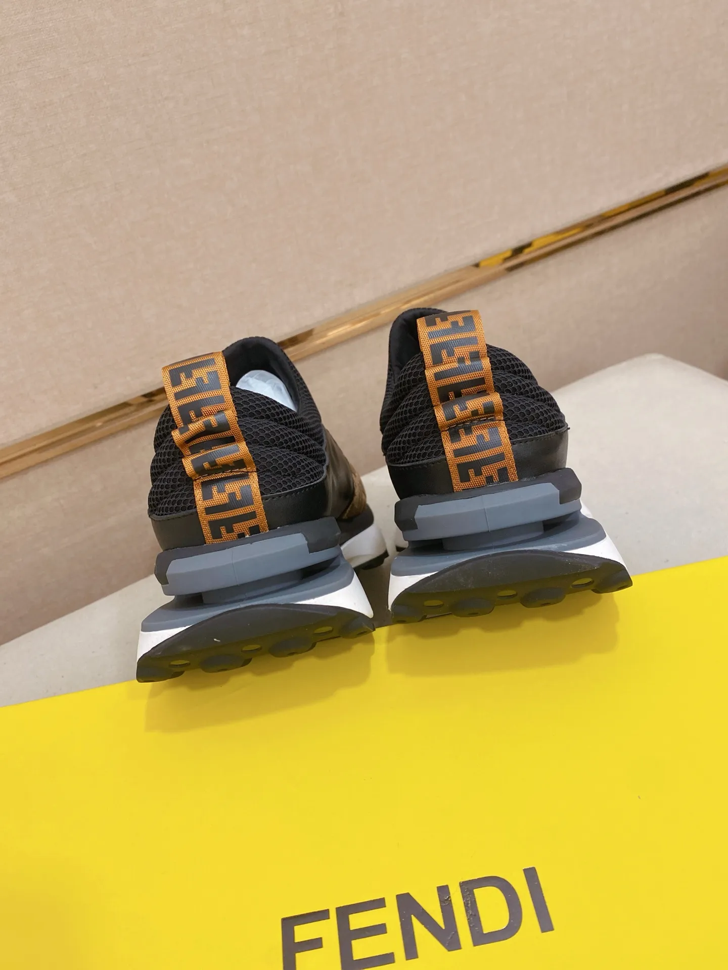 Men's shoes 💰 462💰 (FENDI) New style 👊🏻 upper 🇮🇹 imported cowhide fabric 🇩🇪 lining imported sheepskin lining. The original outsole is molded to highlight the identity of every man, and the upper foot is stable and stable🚶🏻🚶🏻The high-end custom counters reproduce the original version📯No matter the wind or rain, the shoe last remains unchanged and can withstand the verification of time🔍️,🔵 Size: 38-44 (45 is custom-made and cannot be returned or exchanged